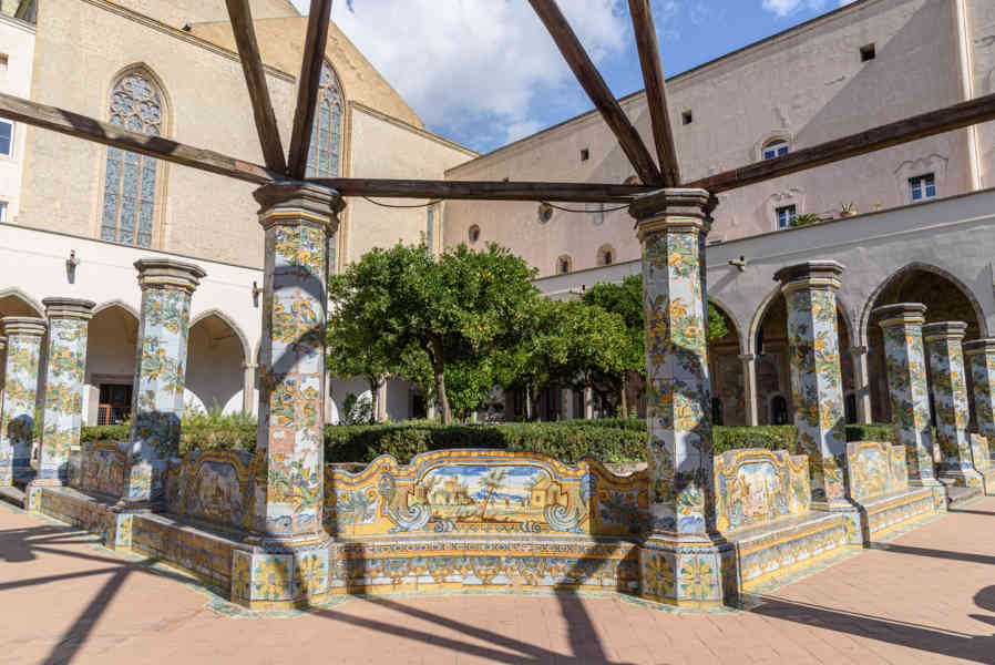 097 - Italia - Nápoles - basílica y convento de Santa Clara - convento - claustro.jpg